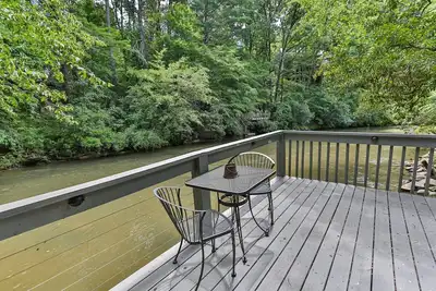 Image de Des tonnes de charme situées au bord de la rivière pour faire du canoë, du tubing ou du kayak au Cartecay Canoe House.