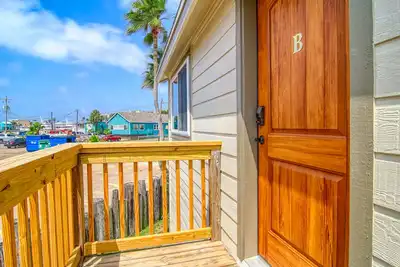 Image de Maison neuve nichée en plein coeur des appartements!