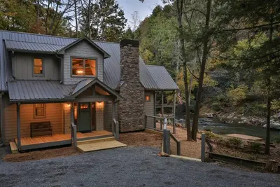 Image de La propriété de luxe au bord de la rivière Cartecay avec un mobilier cossu, River Rock Retreat, saura vous plaire.
