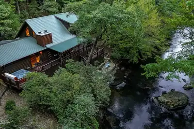 Image de À River Run, asseyez-vous sur votre balcon privé en écoutant les sons sereins de la rivière Ellijay. Non