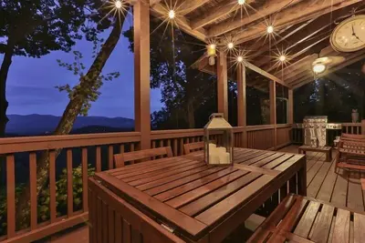 Image de Observez le lever du soleil alors que vous êtes perché au-dessus du paysage montagneux au Moose Mountain Lodge. Pe