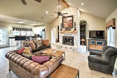 Image de Nouveau! Animaux domestiques Flatonia House w \/ Patio & Yard!