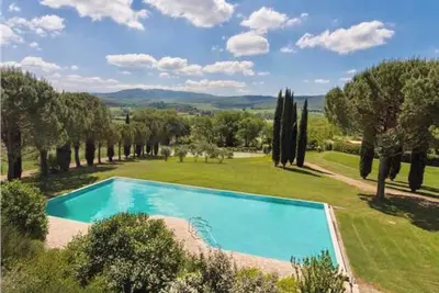 Image de Cortile del Pozzo est une belle maison familiale pour 8 personnes avec jardin privé.