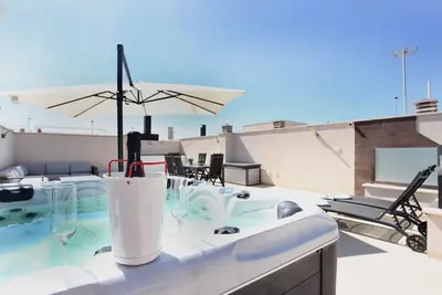 Villa neuve moderne avec piscine privée chauffée, bain à remous, grand solarium et wifi gratuit