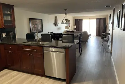 Image de Great Beach Place 2 Bedroom-2 Bath Unit Droit à côté de la plage / Johns Pass ** Nouveau **