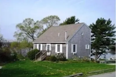 Image de Belle 'Saltbox Cape Cod »avec Vues de l'eau sur 3 niveaux