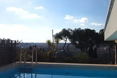 Image de Vue imprenable penthouse - piscine privée dans une grande terrasse