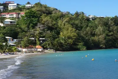 Image de T3 tout confort avec vue sur parc verdoyant avec piscine