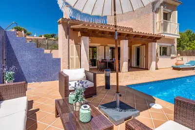 Image de Maison de vacances de luxe avec vue sur la mer directement au-dessus de la plage de Cala Mesquida