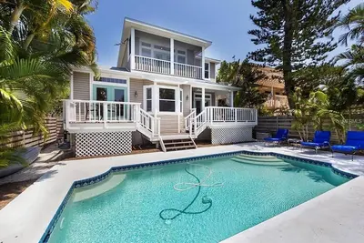 Image de Taux d'automne spécial! 4 chambres / 4 salles de bain; piscine, quai, chariot gratuit pour les plages!