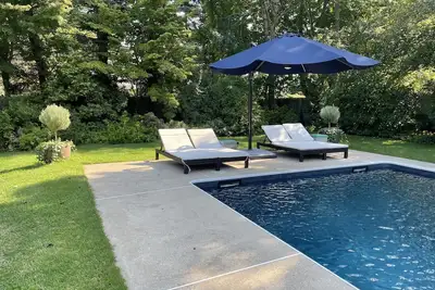 Image de Retraite confortable avec piscine chauffée.