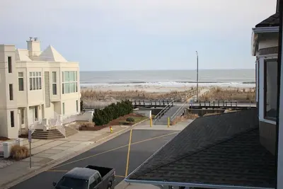 Image de Grande maison familiale - Beach Block - Situation exceptionnelle à seulement 2 maisons de Boardwalk