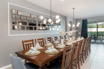 Image de Complexe 5 étoiles - 8 BedRm / 6 Bath Lake Front Private Pool- Just 6 miles Disney!