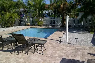 Image de Anthony Beach Cottages - Bare Feet Retreat - 3 chambre piscine chalet sur bayou