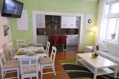 Image de 3 chambres, 8 à 10 personnes, climatisation, télévision par câble, Wifi, à 10 min du centre-ville