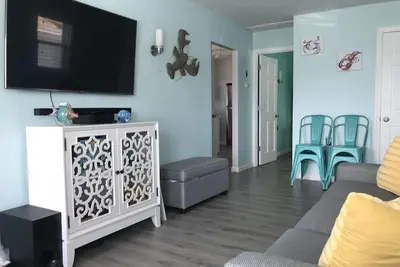 Image de Profitez des couchers de soleil dans ce cottage moderne avec une grande cour et une vue sur la baie de Peekaboo.
