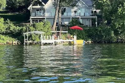 Image de Profitez de 150 'de marches donnant sur le lac depuis votre maison
