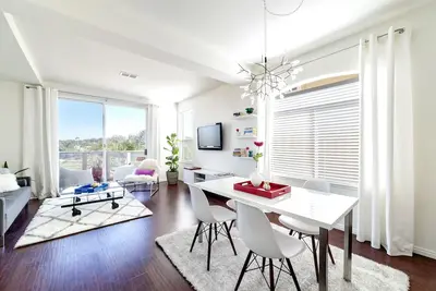 Image de ★ Récemment rénové! Condo moderne à 5min de la plage ★