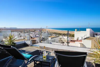 Image de Proche de la plage, terrasses privées avec vue sur la mer, maison de ville Luna à Conil avec climatisation et connexion Internet