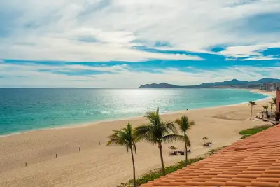 Image de Beachfront Paradise, directement sur l'océan!