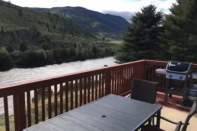 Image de River Front Condos, Ă 10 min de Yellowstone Park sur Historic Slip n Slide Ranch