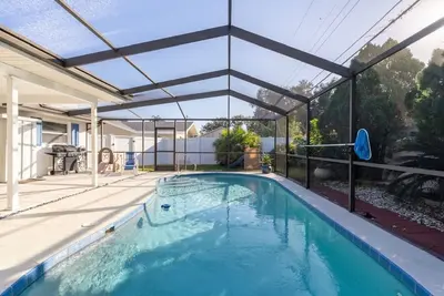 Image de Style de plage rénové 2br / 2ba, piscine filtrée, à 9 minutes de la plage