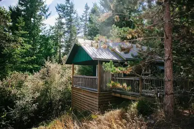 Image de Cottage Lummi romantique, isolé dans les arbres avec vue sur l'eau et chemin de la plage