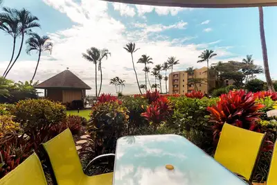 Image de Condo front de mer w / un patio meublé, cuisine complète, piscine partagée - promenade de la plage