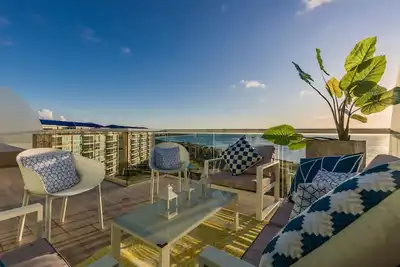 Image de 3br \/ 4ba Designer Ph avec 180 vues sur les Caraïbes, grande terrasse et espace grill