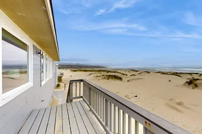 Image de Front de mer, maison chien-friendly avec piscine partagée / tennis et une vue imprenable!