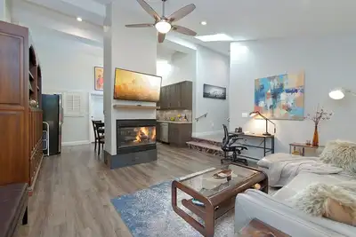 Image de Entier, nouveau, privé et spacieux 2 Br + 1. 5 Ba Guest Suite