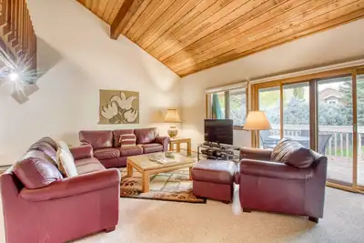 Image de Spacieux condo w / accès à une piscine partagée, bain à remous, golf et tennis - près de ski