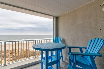 Image de Condo front de mer w / un balcon meublé, vue tranquille, et une cuisine complète