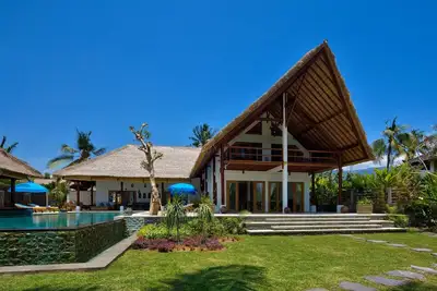 Image de Villa de luxe sur la plage 5 * avec piscine, personnel fantastique, en bord de mer et WiFi