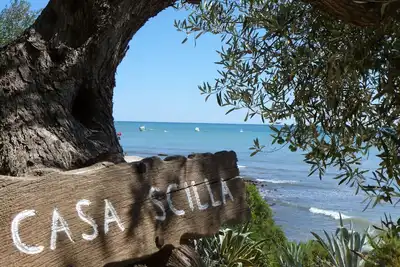 Image de Ville Scilla, au bord de la mer avec un paysage magnifique.