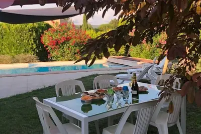 Image de Grande maison avec magnifique jardin et piscine (Wifi disponible)