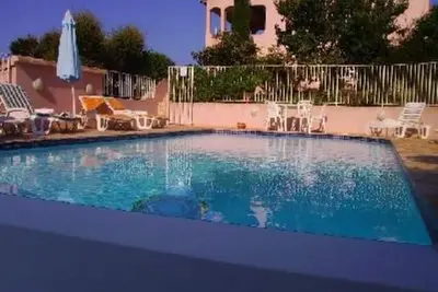 Image de Maison avec jardin clos et piscine à débordement, endroit très calme