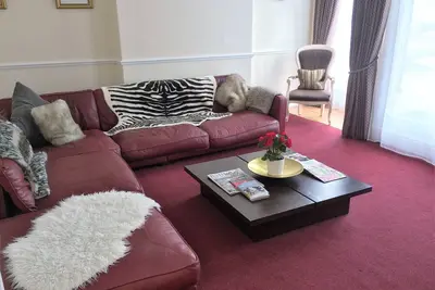 Image de À distance de marche de la ville, wifi gratuit, parking gratuit, toutes avec salle de bains, salon fabuleux