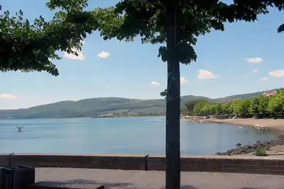 Image de la rose sur le lac à Trevignano Romano