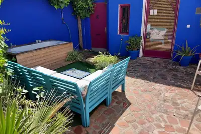 Image de Petite maison confortable à la gare. Jardin privé avec jacuzzi. Wifi Stationnement