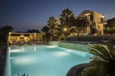 Image de Villa de luxe avec jacuzzi, piscine à débordement et spectaculaire sur la mer et vue sur la montagne