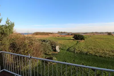 Image de endroit calme et onirique - votre maison de vacances avec vue sur l'eau -