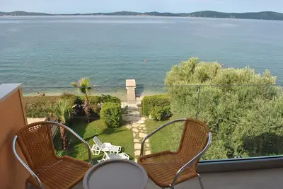 Image de Villa de plage lumineuse et spacieuse avec accès privé à la mer, ponton et jardin