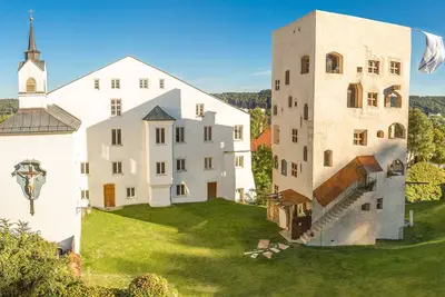 Image de Appartement Herzogpalais dans la tour du château de Schedling près du lac Chiemsee