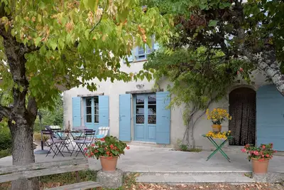 Image de Grande maison dans village perché parc du Luberon