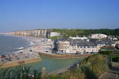 Image de Studio tout équipé avec balcon, vue sur la mer, le port de plaisance et la ville