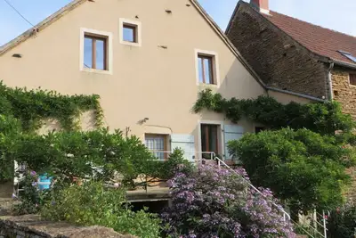 Image de Jolie fermette clunisois, près de Cormatin, Taizé et Cluny, voie verte proche