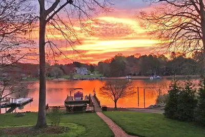 Image de Sunrise Cove, sur le lac Norman, maison de vacances familiale et conviviale