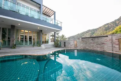 Image de Spacieux appartement de 2 chambres avec cuisine à Kata avec vue sur la piscine et la montagne