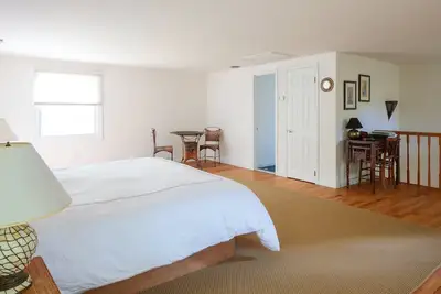 Image de Maison avec piscine et tennis sur grand terrain privé